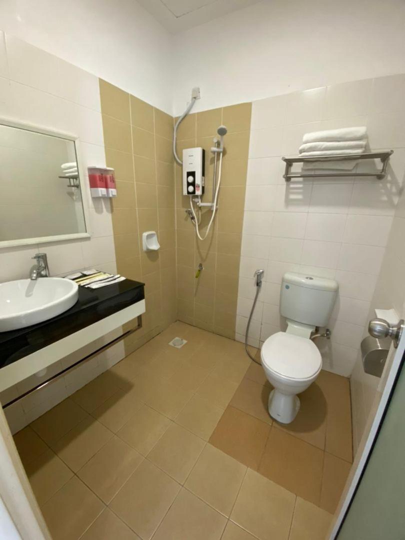 Havona Hotel - Taman Tropika Kulai Bagian luar foto
